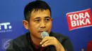 Asisten pelatih Areme Cronus, Joko Susilo memberikan keterangan jelang laga final Turnamen Piala Bhayangkara di Stadion GBK Jakarta, Sabtu (2/4/2016). Laga final akan berlangsung pada Minggu (3/4). (Liputan6.com/Helmi Fithriansyah)