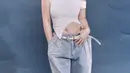 Perpaduan baggy jeans juga menghadirkan tampilan yang begitu unik.  [Foto: Instagram/ Livy Renata]