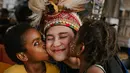Tak hanya memberikan bantuan materi, aksi sosial ini juga membangun koneksi emosional antara Azizah dengan anak-anak Wamena. Istri Pratama Arhan ini terlihat begitu menikmati momen berbagi dan bermain bersama mereka. Senyum ceria anak-anak menjadi bukti nyata dampak positif dari kegiatan ini. Dalam keterangan unggahannya, Azizah ungkap jika anak-anak Papua punya banyak kelebihan. (Liputan6.com/IG/@azizahsalsha_)