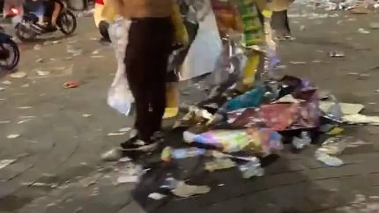 8 Potret Usai Perayaan Tahun Baru 2024 di Jogja yang Tinggalkan Tumpukan Sampah