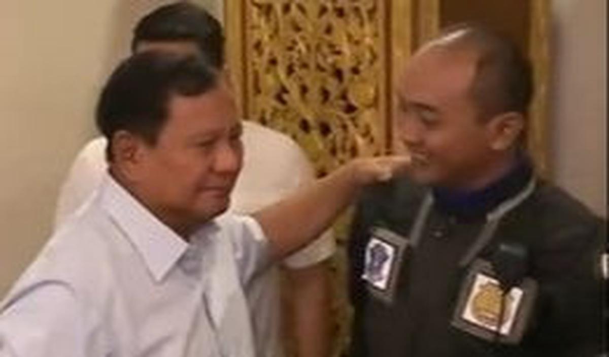 "Terima kasih ya..Mereka ini mempertaruhkan nyawa untuk saya," kata Prabowo