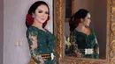 Tidak selalu mengenakan dress yang seksi, kali ini KD memakai kebaya hijau dengan paduan kain bermotif batik di bagian bawahnya. Ia semakin cantik dengan sanggul khas wanita Jawa serta makeup di wajahnya yang menawan. (Instagram/krisdayantilemos)