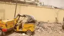  Suasana menunjukkan kerusakan akibat ledakan di kantor polisi di kota Yola , Nigeria 25 Februari 2016. Daerah Afrika ini mengalami berbagai serangan yang diduga terkait gerakan bernama  Boko Haram. (REUTERS / Stringer)