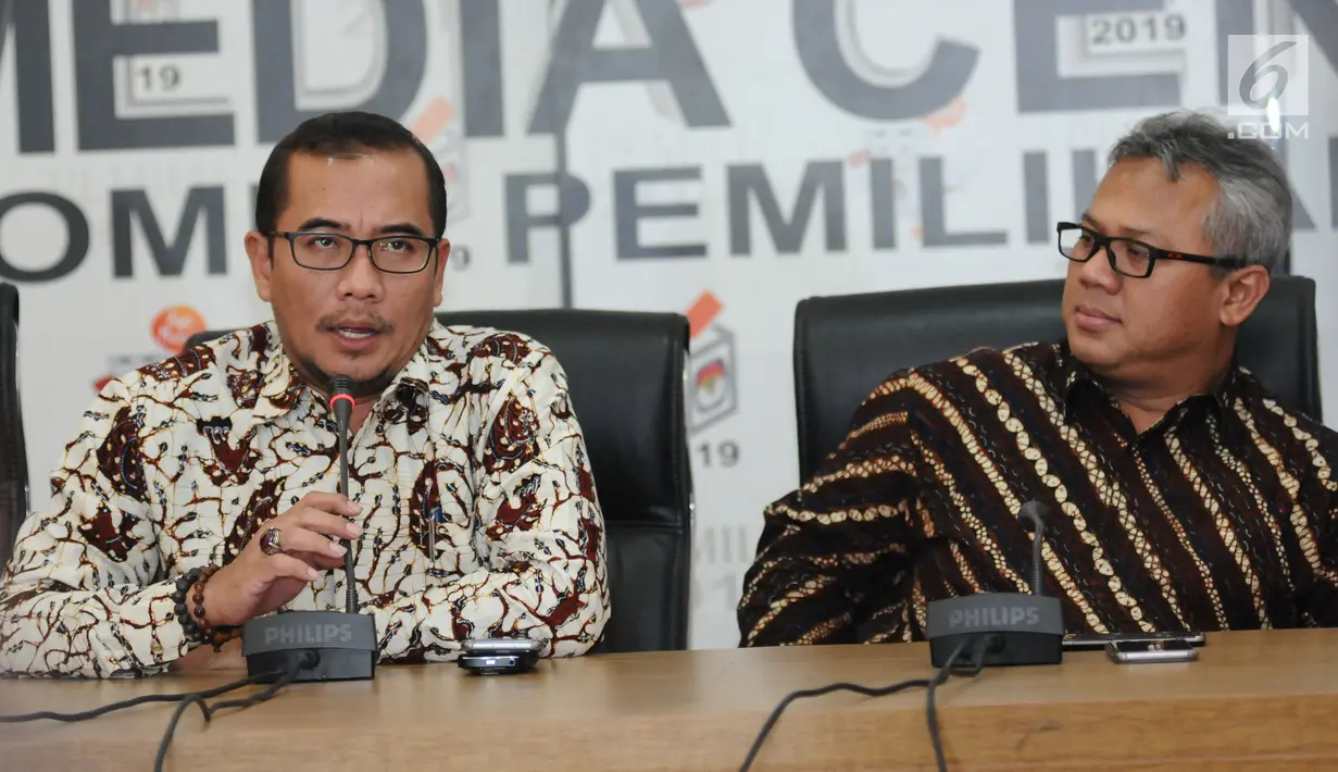 Komisioner KPU, Hasyim Asyari (kiri) bersama Ketua KPU Arief Budiman memberi keterangan terkait putusan Bawaslu di Gedung KPU Jakarta, Selasa (6/3). KPU akan melaksanakan putusan Bawaslu terkait PBB. (Liputan6.com/Helmi Fithriansyah)