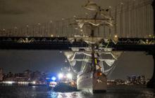 Detik-Detik Kapal Angkatan Laut Meksiko Tabrak Jembatan Brooklyndi New York, Dua Orang Tewas dan 17 Luka