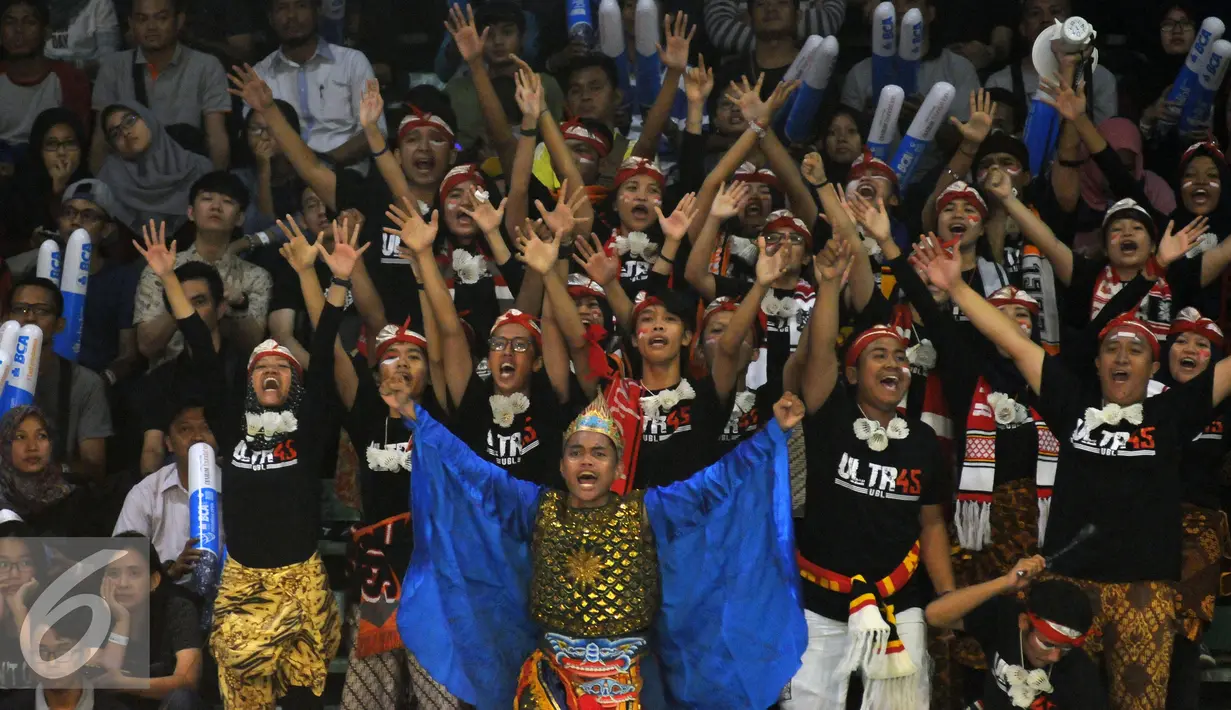 Suporter tim bulutangkis Indonesia berpakaian unik saat menyaksikan laga BCA Indonesia Open 2016 di Istora Senayan Jakarta, Rabu (1/6/2016). BCA Indonesia Open 2016 akan berlangsung hingga Minggu (5/6). (Liputan6.com/Helmi Fithriansyah)