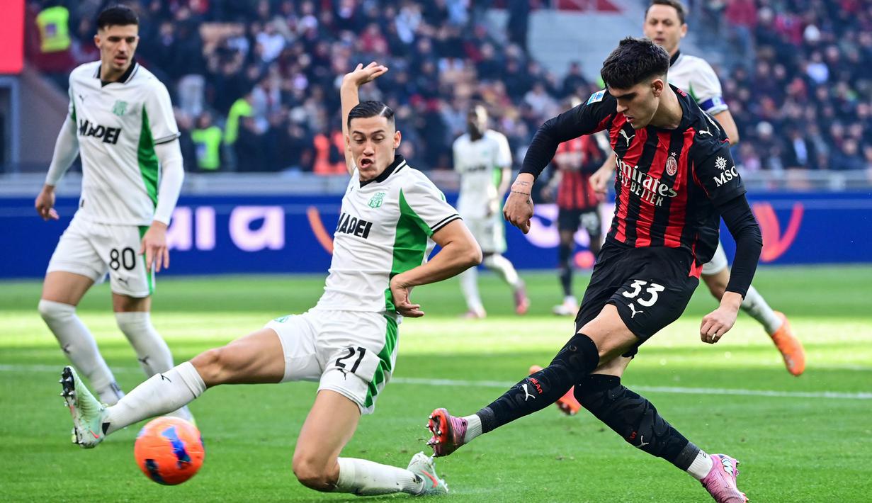 Bek Sassuolo, Jay Idzes, berusaha menghentikan tendangan pemain AC Milan, Davide Bartesaghi, pada pekan ke-15 Serie A di San Siro, Minggu (14/12/2025) malam WIB. (AFP/Piero Cruciatti)