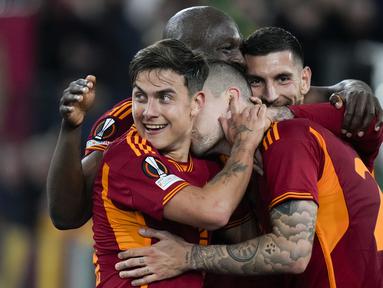 Pemain AS Roma merayakan gol yang dicetak oleh Gianluca Mancini ke gawang Brighton pada laga leg pertama 16 besar Liga Europa 2023/2024 di Olympic Stadium, Roma, Italia, Jumat (08/03/2024) dini hari WIB. (AP Photo/Alessandra Tarantino)