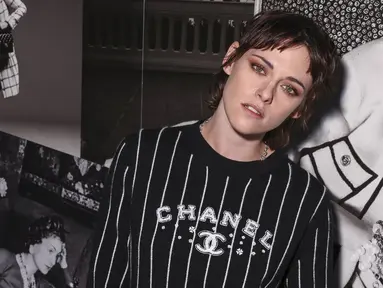 Kristen Stewart di Paris Fashion Week. (Foto: Vianney Le Caer/Invision/AP)