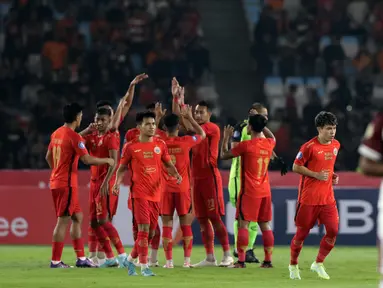 Sejumlah pemain Persija sesaat sebelum melakoni laga perdana BRI Liga 1 Indonesia 2023/2024 melawan PSM Makassar di Stadion Utama Gelora Bung Karno, Jakarta, Senin (3/7/2023). (Liputan6.com/Helmi Fithriansyah)