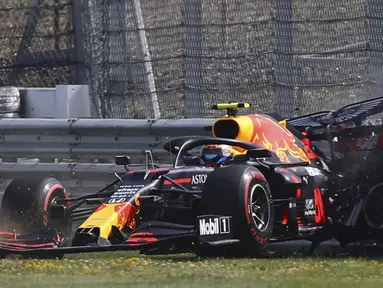 Pembalap Red Bull, Alex Albon, menabrak pembatas dalam sesi latihan kedua F1 Grand Prix Inggris di sirkuit Silverstone, Inggris, Sabtu (1/8/2020). Dalam sesi latihan bebas kedua, Albon menempati urutan kedua dengan catatan waktu satu menit 27,364 detik. (AFP/Bryn Lennon/pool)