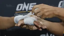 Petarung Indonesia, Stefer Rahardian, memasang handwraps saat latihan terbuka jelang laga One Championship di Senayan, Jakarta, Kamis (14/07/2017). Pertarungan tersebut akan berlangsung di JCC, Jakarta, Sabtu (16/9/2017). (Bola.com/M Iqbal Ichsan)