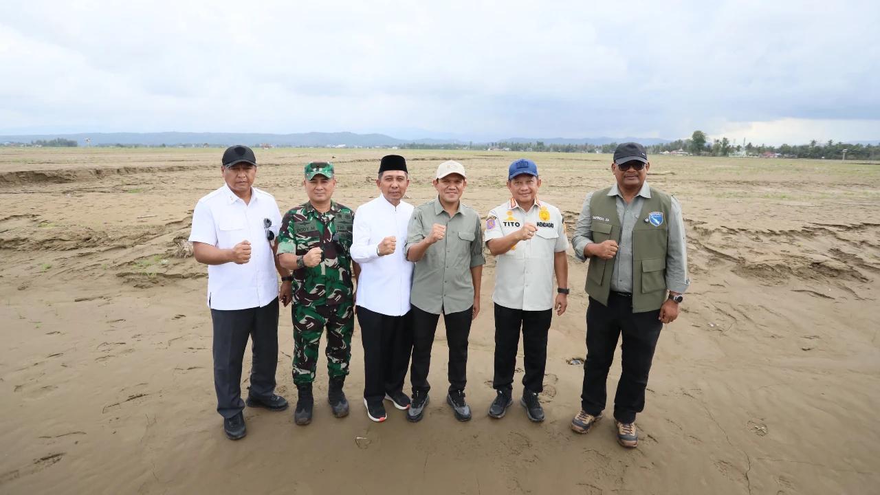 Tinjau Sawah Tertutup Lumpur di Pidie Jaya, Kasatgas Tito Sampaikan Pentingnya Dukungan Kementan