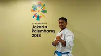 Ahmad Zigi Zaresta Yuda mempersembahkan medali perunggu dari nomor kata cabor karate Asian Games 2018. (Liputan6.com/Cakrayuri Nuralam)