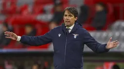 Pelatih Lazio, Simone Inzaghi menyaksikan pemainnya bertanding melawan Bayern Munchen pada pertandingan Liga Champions di Arena stadium, Jerman pada 17 Maret 2021. Inter resmi menunjuk Inzaghi sebagai pelatih baru menggantikan Conte. (AP Photo/Matthias Schrader)