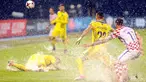 Para pemain Kroasia dan Kosovo berebut bola saat lapangan penuh genangan air pada laga Grup I kualifikasi Piala Dunia 2018 di Stadion Maksimir, Zagreb, (2/9/2017). (AFP/ STR)