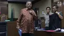Terdakwa kasus dugaan suap proyek PLTU Riau-1 yang juga mantan Dirut PLN, Sofyan Basir (kiri) bersama penasehat hukumnya  saat jeda sidang lanjutan di Pengadilan Tipikor, Jakarta, Senin (15/7/2019). Sidang beragendakan mendengar keterangan saksi-saksi. (Liputan6.com/Helmi Fithriansyah)