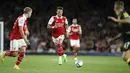 <p>Bek Arsenal, Ben White berlari membawa bola saat bertanding melawan Aston Villa selama pertandingan lanjutan Liga Inggris di Stadion Emirates di London, Kamis (1/9/2022). Arsenal menag tipis atas Aston Villa 2-1. (AP Photo/David Cliff)</p>
