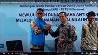 Wakil Ketua KPK Nurul Ghufron menyematkan rompi biru kepada Dirut PT PLN Darmawan Prasodjo pada konpers Bimtek Antikorupsi, Selasa, 31 Mei 2022. (Foto: tangkapan layar kanal Youtube KPK RI)