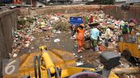 Petugas sampah memilah milih sampah di kawasan Pasar Minggu, Jakarta, Senin (26/10). Data Dinas Kebersihan volume sampah di ibu kota  Jakarta meningkat menjadi 6.700 ton per hari, dari semula yang dibawah 6.000 ton per hari. (Liputan6.com/Gempur M Surya)