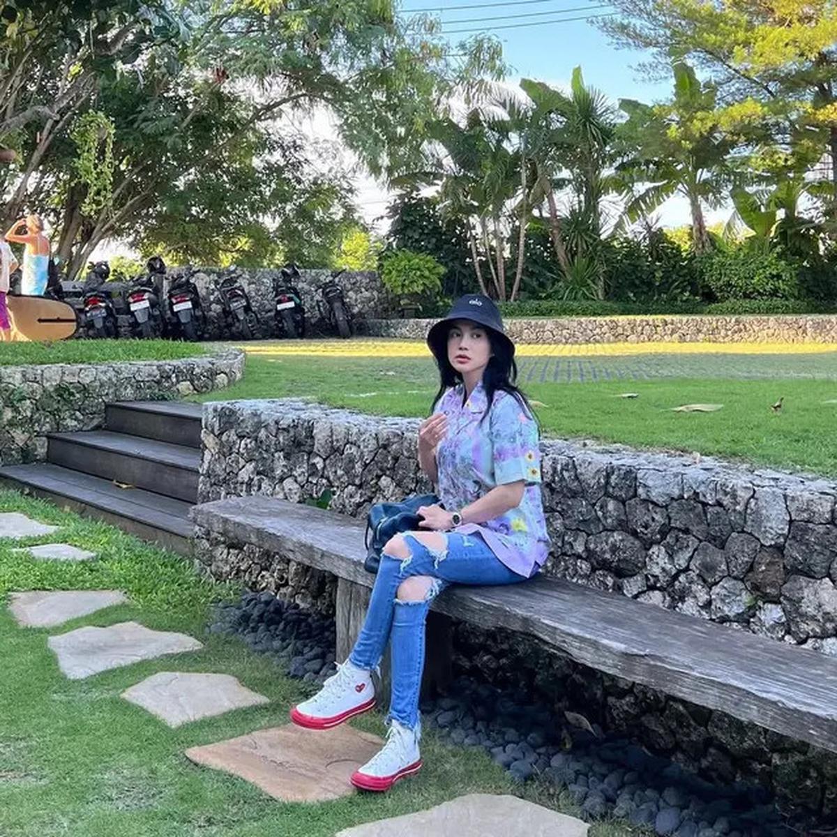 6 Gaya Padu Padan Jeans ala Dearly Djoshua, Teman Kondangan Ari Lasso di Resepsi Luna Maya