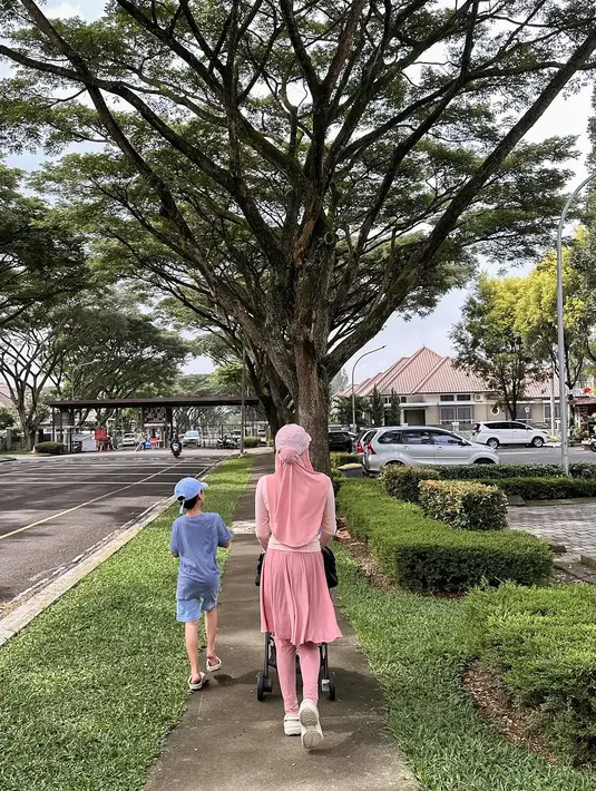 Sepatu sneakers putih yang dipilih Larissa semakin memperkuat kesan sporty dalam penampilannya. Sambil mendorong stroller sang putri, ia juga menggandeng tangan Yusuf yang tampil serasi dengan kaos biru dan celana pendek. Paduan warna yang senada antara ibu dan anak ini membuat mereka terlihat semakin kompak.  (Liputan6.com/IG/@larissachou)