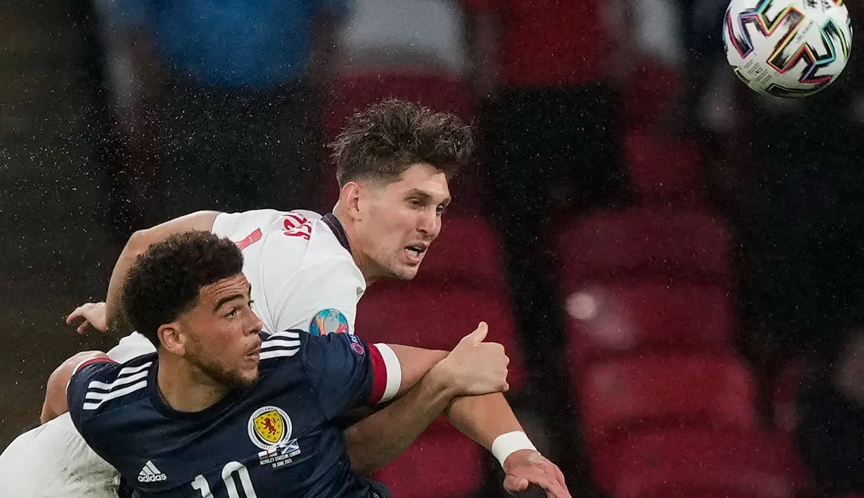 John Stones (atas) selalu menjadi pemain yang dipercaya pelatih Gareth Southgate di lini pertahanan The Three Lions. Bek Manchester City ini tercatat telah beramain selama 679 menit dalam tujuh pertandingannya. (Foto: AFP/Pool/Frank Augstein)