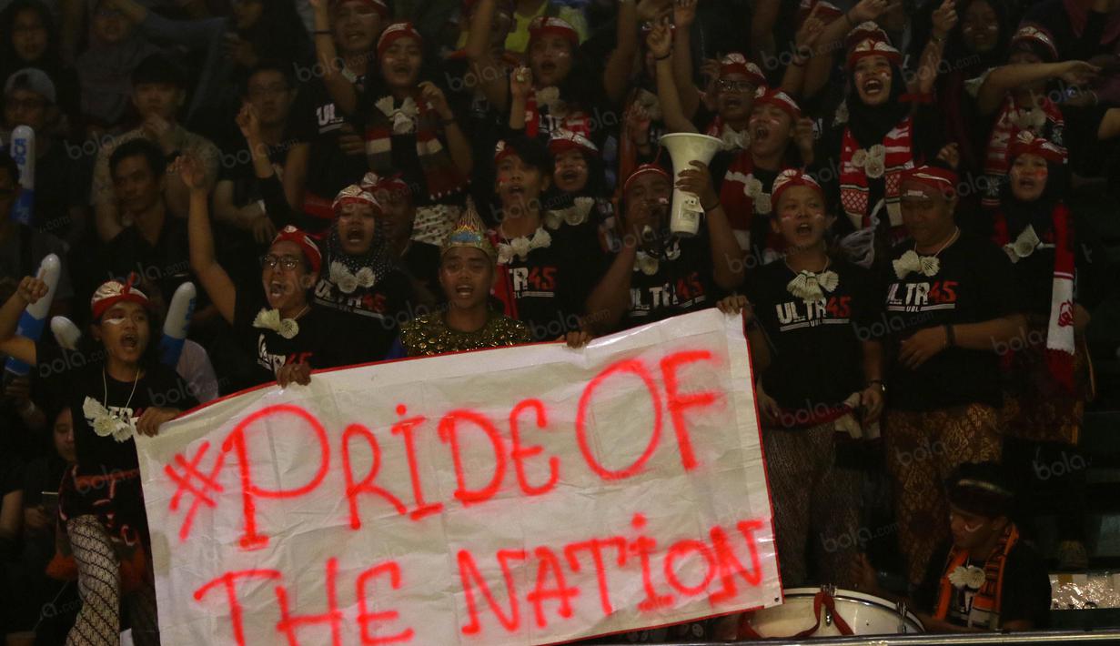 Layaknya Suporter sepak bola, mereka datang dengan berbagai spanduk demi mendukung pemain Indonesia pada Turnamen Indonesia Open 2016 di Istora Senayan, Jakarta, Rabu (1/5/2016). (Bola.com/Nicklas Hanoatubun)