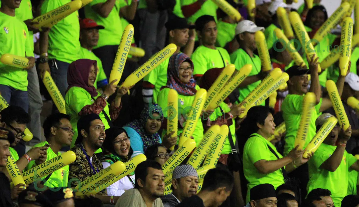 Suporter Jakarta Electrik PLN terus memberi dukungan kepada timnya pada laga perdana Proliga 2016 putaran pertama di GOR Ken Arok, Malang, Jumat (19/2/2016). (Bola.com/Nicklas Hanoatubun)