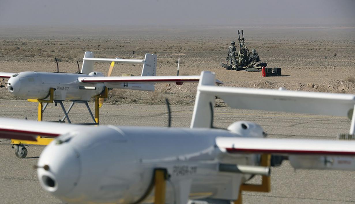 Sejumlah drone milik militer Iran terlihat sebelum latihan di Iran (4/1/2021). Militer Iran melakukan latihan besar yang menunjukkan beragam drone produksi dalam negerinya, Selasa (5/1). (Iranian Army via AP)
