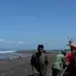 Tiga bersaudara hilang tersapu ombak besar saat sedang mandi di pantai