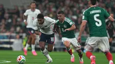 Pemain Meksiko Erik Lira berebut bola dengan pemain Inggris Jude Bellingham selama pertandingan sepak bola babak 16 besar Piala Dunia antara Meksiko dan Inggris di Mexico City, Minggu, 5 Juli 2026. (AP Photo/Silvia Izquierdo)