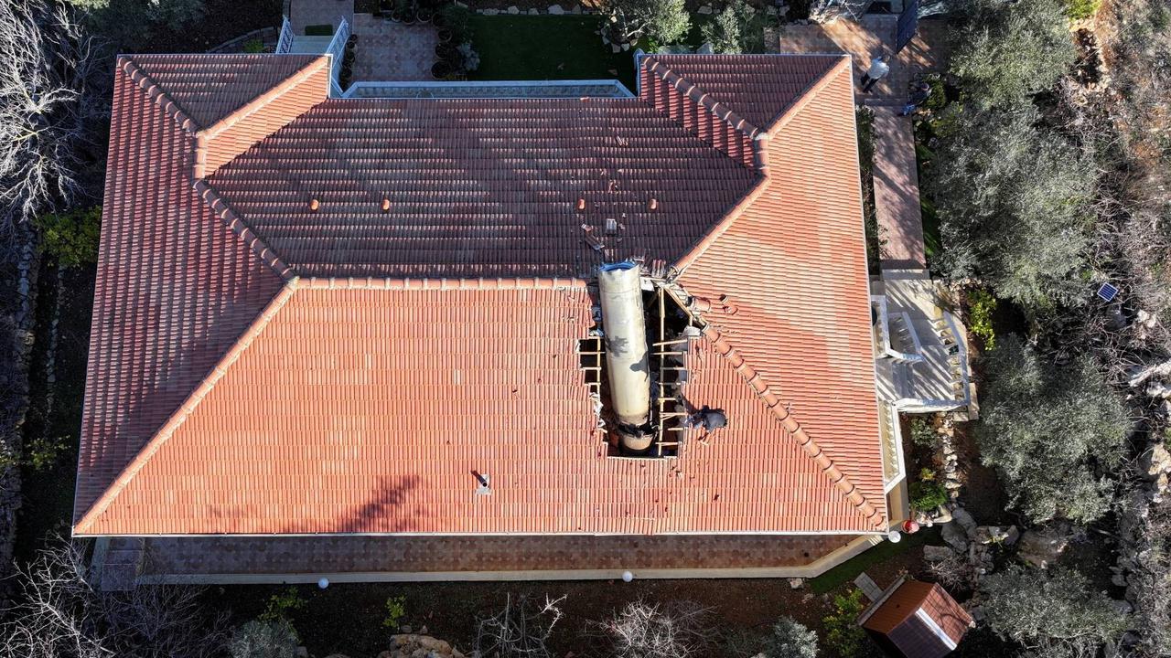 FOTO: Iron Dome Jebol, Rudal Pasukan Houthi Yaman Mendarat di Atap Rumah Warga Israel