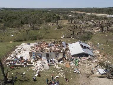 Sebuah rumah rusak setelah tornado melanda di FM 2843 dan Cedar Valley Road dekat Salado, Texas (13/4/2022). Tornado dengan kekuatan signifikan menyebabkan operasi penyelamatan karena beberapa rumah rusak atau hancur, kata para pejabat. (Jay Janner/Austin American-Statesman via AP)