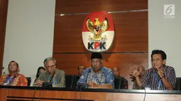 Mantan Pimpinan KPK, Tumpak Hatorangan Panggabean, Erry Riyana Hardjapamekas, Taufiqurrahman Ruki dan Chandra Muhammad Hamzah memberikan keterangan atas polemik Revisi UU KPK di Jakarta, Senin (16/9/2019). (merdeka.com/dwi narwoko)