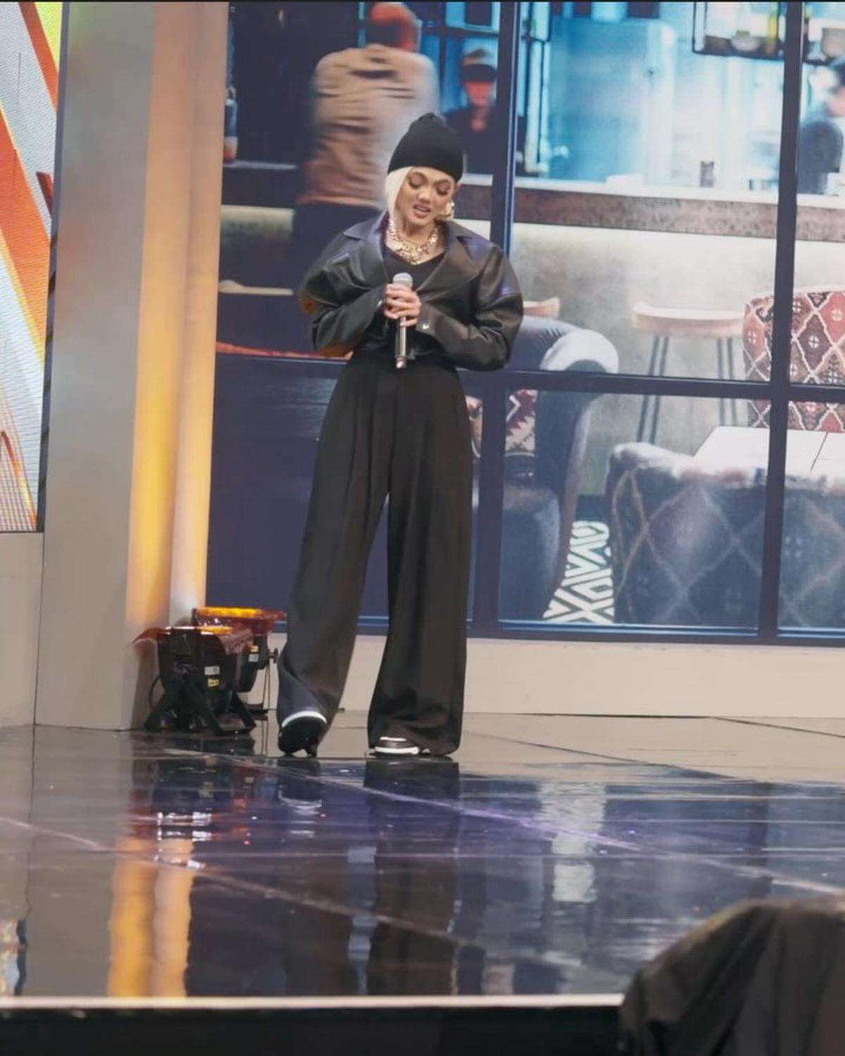 Bikin Netizen Terkecoh, Ini Potret Rina Nose Impersonate Agnez Mo - Gaya Nyanyinya Mirip Banget