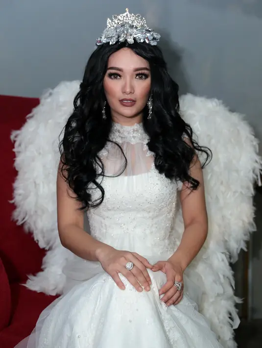 Ryan dengan jantannya pun membuktikan keseriusannya dengan menerima tantangan Ari. Bermodalkan bunga, Ryan melamar dan meminta Zaskia untuk menjadi ibu dari anak-anaknya nanti. (Deki Prayoga/Bintang.com)