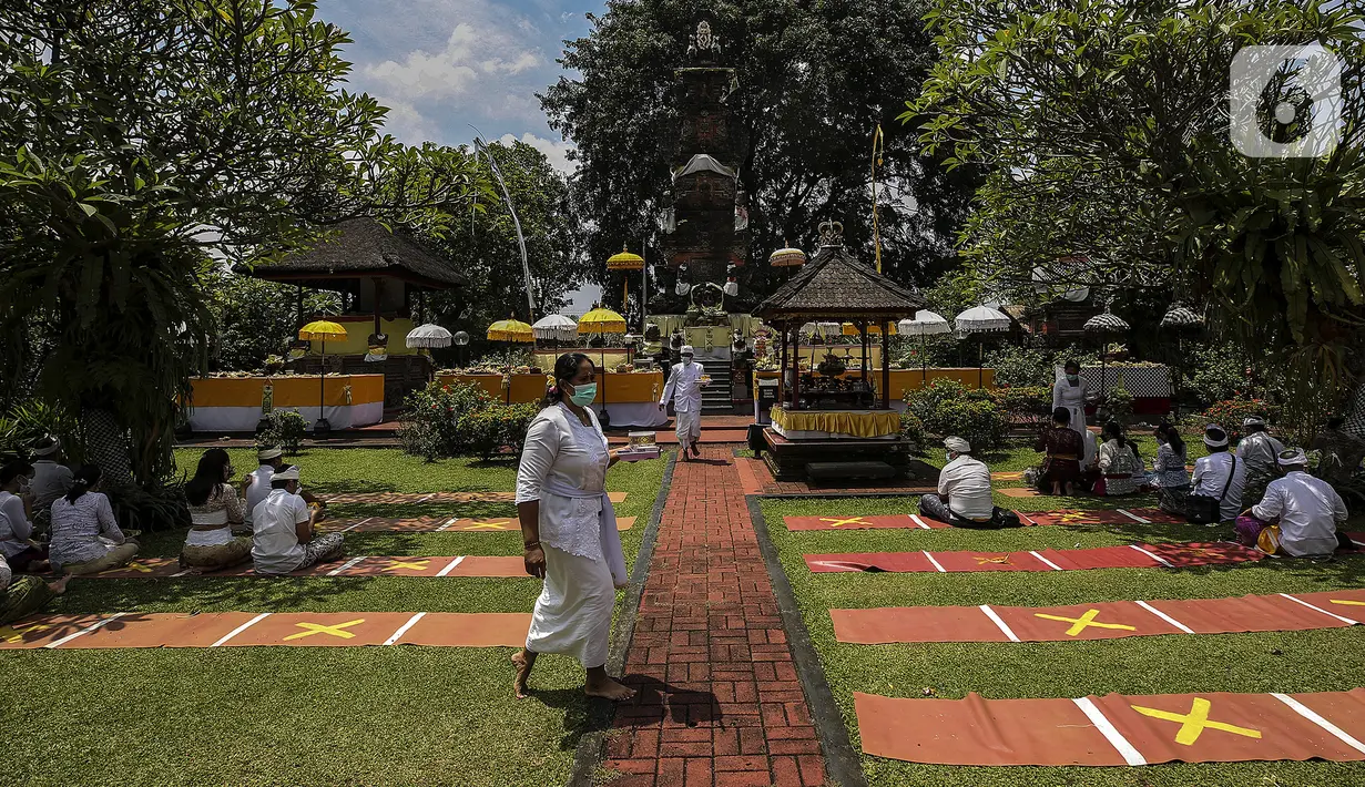 Umat Hindu Bali memperingati Hari Raya Galungan di Pura Amerta Jati, Jalan Punak, Pangkalan Jati, Cinere, Depok, Rabu (14/4/2021). Di tengah pandemi COVID-19, Pura Amerta Jati menerapkan protokol kesehatan dan pembatasan umat yang hadir untuk memperingati Galungan. (Liputan6.com/Johan Tallo)