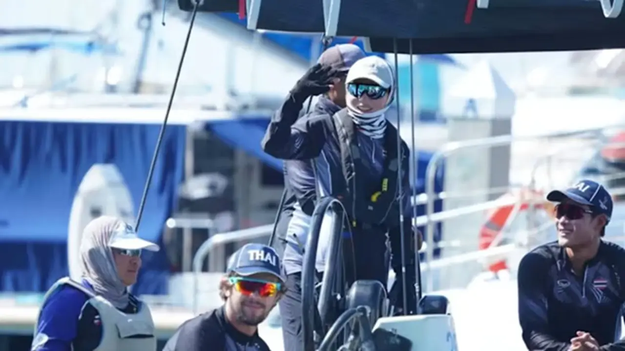 Ratu Suthida dari Thailand mengikuti kompetisi layar SSL47 pada SEA Games ke-33 di Ocean Marina Yacht Club Pattaya, Distrik Sattahip, Provinsi Chonburi, Thailand, Rabu (17/12/2025).