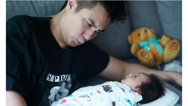 Pria 38 tahun ini kerap menirukan pose sang anak, menggemaskan.