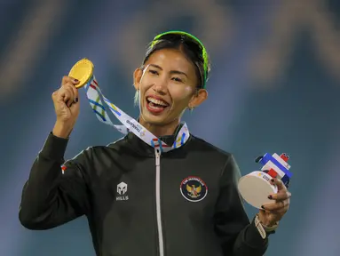 Atlet atletik Indonesia, Emilia Nova, usai memenangi lomba dan meraih emas nomor heptathlon (tujuh lomba) SEA Games 2025 di Stadion Supachalasai Bangkok, Thailand Selasa (16/12/2025) malam. Luapan kegembiraan terpancar pada raut wajah atlet atletik Indonesia Emilia Nova usai berhasil meraih medali emas nomor heptathlon (tujuh lomba) SEA Games 2025 Thailand. (Bola.com/Bagaskara Lazuardi)