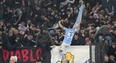 Pemain Lazio, Danilo Cataldi, merayakan gol ke gawang AS Roma pada laga pekan ke-27 Serie A 2022/2023 di Stadion Olimpico, Senin (20/03/2023). Lazio berhasil memenangkan laga derby melawan AS Roma. (AP Photo/Gregorio Borgia)