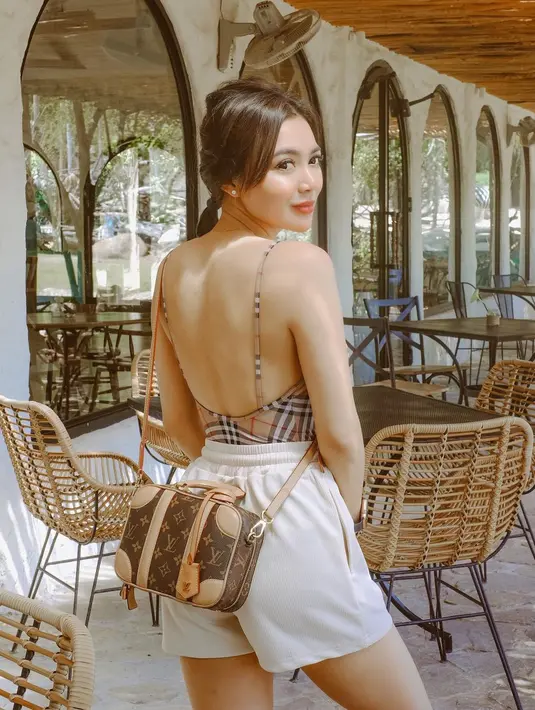 Terlihat sangat cantik dengan baju backless, punggung Wika Salim pun jadi sorotan netizen. (FOTO: instagram.com/wikasalim)