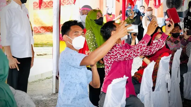 Jokowi saat meninjau vaksinasi di SMA Negeri 3 Wajo, Sulawesi Selatan