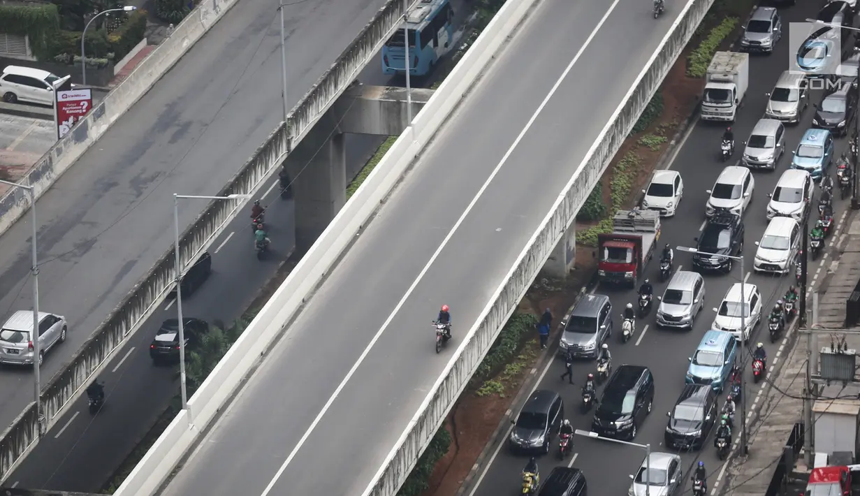 Kendaraan bermotor melintas di kawasan Jalan Layang Non Tol (JLNT) Tanah Abang - Kampung Melayu, Jakarta, Rabu (6/3). Mereka nekat menerobos JLNT untuk menghindari kemacetan. (Liputan6.com/Fery Pradolo)