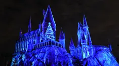 Pemandangan saat bangunan kastil Dunia Harry Potter dihiasi cahaya biru di Universal Studios Hollywood, Universal City (16/11). Proyeksi cahaya ini menjadi hiburan di Universal Studios Hollywood jelang datangnya Natal. (AFP Photo/Chris Delmas)