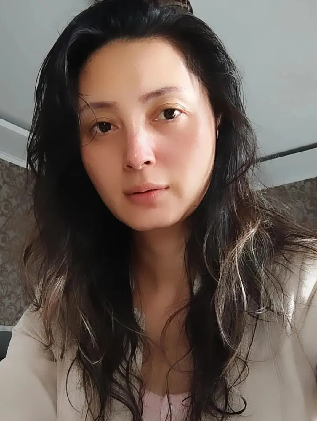 FOTO: 6 Pesona Della Puspita Tanpa Makeup, Awet Muda di Usia 42 Tahun