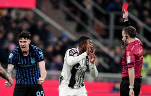 Pierre Kalulu menerima kartu merah di laga Inter Milan vs Juventus di pekan ke-25 Liga Italia 2025/2026 di Giuseppe Meazza, Minggu (15/02/2026) dini hari WIB. (Marco Alpozzi/LaPresse via AP)