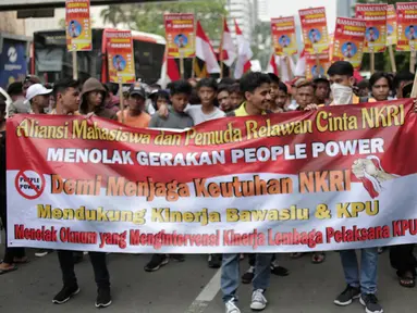 Massa yang tergabung dalam aliansi mahasiswa dan pemuda relawan cinta NKRI membawa spanduk saat unjuk rasa di depan Gedung Bawaslu, Jakarta, Jumat (17/5). Dalam aksinya mereka menolak Gerakan People Power karena syarat dengan kepentingan politik inkonstitusional. (Liputan6.com/Faizal Fanani)