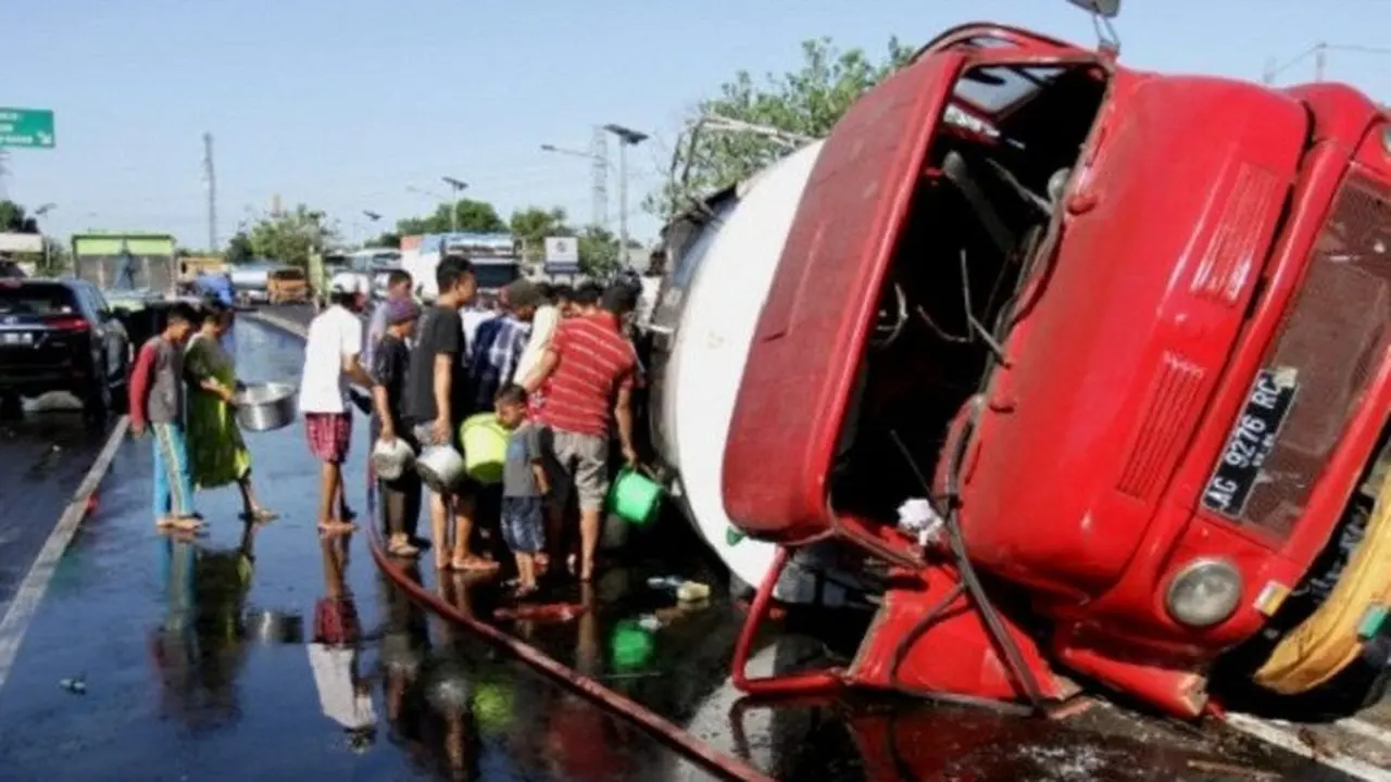 Truk Minyak Goreng Terguling